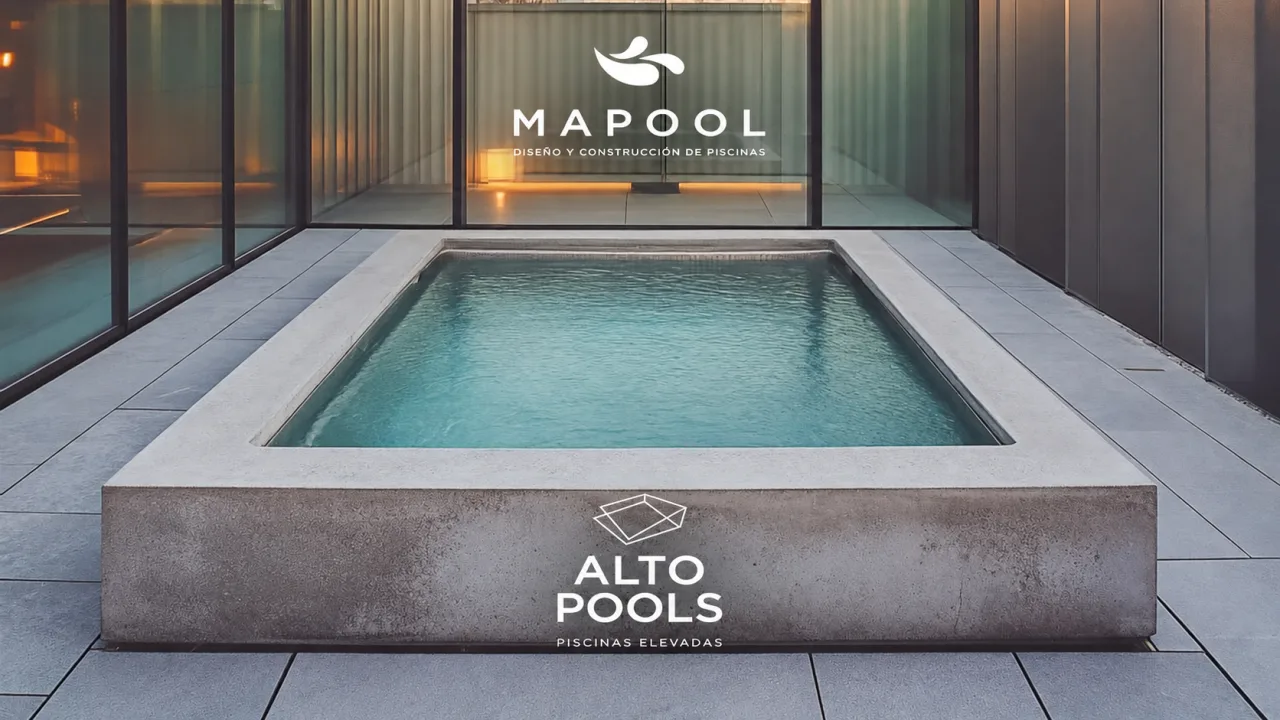 Piscina interior con los logotipos de MAPOOL y Alto Pools
